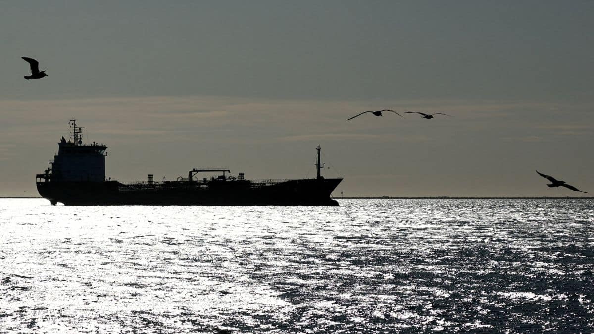 Could Iran hit an oil tanker near Dubai and cause an environmental disaster?